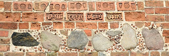 Neukalen, Ausschnitt aus dem Mauerwerk der Kirche