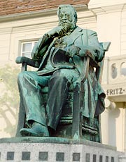 Stavenhagen, Fritz-Reuter-Denkmal