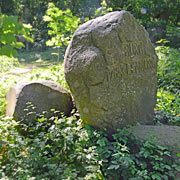 Findlinge am Ringwall der einstigen Residenz der Obotriten in Dorf Mecklenburg