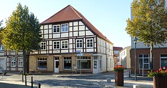schön fachwerkumflutete August-Bebel-Straße in Grevesmühlen