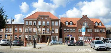 Neukloster, links das Rathaus am Neuen Markt