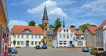 Warin hat seinen See mit Freibad, umliegend Wälder und recht kleinstädtisches Fair
