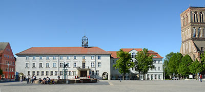 Anklams Rathaus am weiten Marktplatz