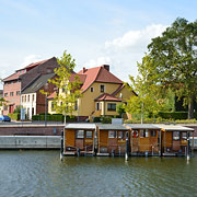 Hausboote vor Anker in Loitz