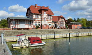 Der einstige Bahnhof, jetzt tolle Gaststätte an der Marina von Loitz