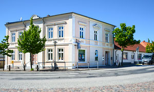 Die Lindenstraße im Städtchen Garz auf Rügen<. Ggarz ist viel älter als man vermuten möchte.