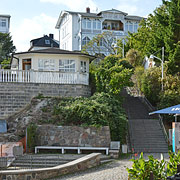 Saßnitz, stattliche Villen an steilem Hang