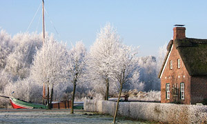 Wiesmoor bei Aurich, Kolonistenhaus, Museumsschiff © sparkymark #13783830