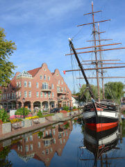 Zweimaster Friederike vor dem Rathaus Papenburg