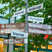 Wegweiser im Stadtzentrum von Langenhagen