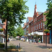 Winsen an der Luhe, innenstädtische Rathausstraße mit Boulevardcharakter