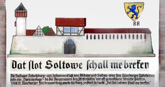 historische Bezüge an eine Hausmauerwand von Soltau