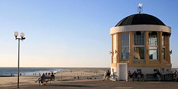 Borkum (Ostfriesland) Promenade © vloenerjung #4229326