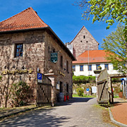 Vor dem Eingang zur Burganlage. Das Torhaus wird jetzt als Bergschänke geführt. Überragen steht das alte Muthaus.