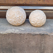 Die Kugeln am Torhaus von Burg Hardeg sind wohl eher symbolische Zierde