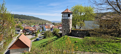 Wehrturm mit Stadtmauerrest und Blick auf Hardegsen