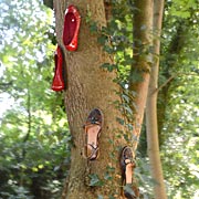 Kreative Schuhe weit oben mit nagelfester Bodenhaftung