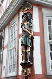 Osterode: Fachwerkhaus mit Ritterfigur