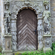 Figuren am Amtshaus Sachsenhagen