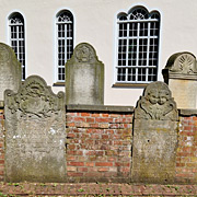 Grabsteine ummauern die Liebfrauenkirche