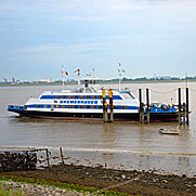 Fähranleger am Deich zwischen OT Blexen und Einswarden. Preiswerter Pendelverkehr zwischen Norderham und Bremerhaven. Die Fähre ist gerade eingelaufen und der Run der Pkw beginnt.