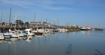 vom Hafen Bensersiel nach Langeoog ist bei angemessenem Wetter eine Seefahrt gut möglich.