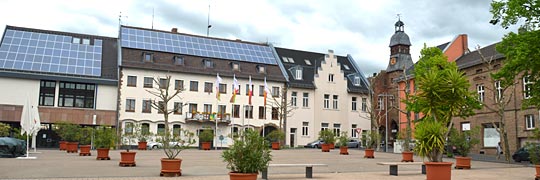 Rathaus am weiten Marktplatz von Zülpich. Hier trift sich die Moderne mit der Historie. Spitzenplatz