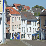 bergab geht es vom Kleinen Markt zur Innenstadt von Kleve