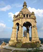 Denkmal für einen deutschen Kaiser mit Aussichten wie ein Kaiser an der Pforte nach Westfalen