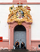 Gymnasium Prüm, wappenverzierter Nebeneingang