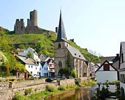 Monreal mit Pfarrhaus, Kirche und Burg