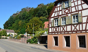 Dahner dicht am Felsen