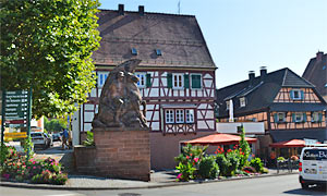 Marktplatz in Dahn mit zahlreichen Wegweisern