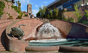 Schlossbrunnen, oben die Pirminiuskirch