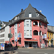 Dillingen Eckhaus in modischem darkpink