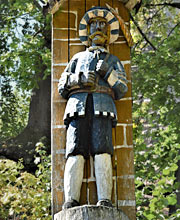 Holzfigur auf dem Weg zur Burg Kirkel