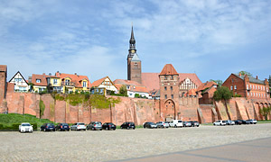 Tangermünde ist noch kräftig ummauert, besonders zur Uferseite der Elbe