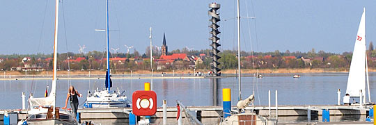 Bitterfeld, Goitzsche-See mit Pegelturm/Friedersdorf © deth53
