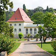 vor dem Zentralen Kurpark in Bad Kösen