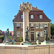 Knappenbrunnen vor Hospitalgebäude