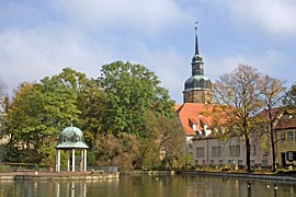 Bad Lauchstädt Kurpark mit Stadtkirche (Sachsen-Anhalt) © Udo Kruse