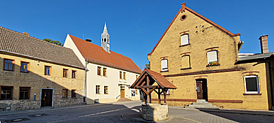 Schraplaus Mitte mit ziehbrunnen und Rathaus
