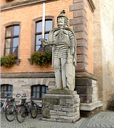 Calbe, Rolandfigur vor dem Rathaus am Marktzplatz