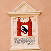Wappen am Rathaus der Stadt Güsten