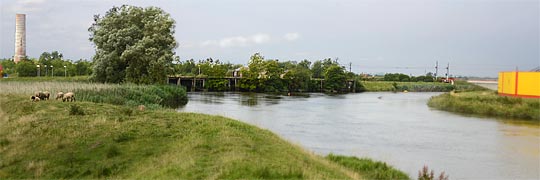 Die Stör bei Itzehoe, Gewerbe und Schafe auf dem Damm