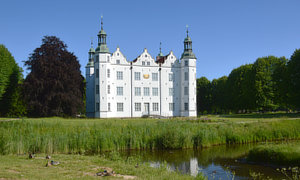 Schloss Ahrensburg, Umbau einer Wasserburg zum barocken Herrenhaus (1585), durch Peter Rantzau