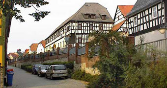 beschauliches Hermstdorf - trotz Autobahnkreuz - speziell an der alten Regensburger bis zum Komplex Schwarzer Bär