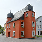 Alte Münze - rotes Barock am Neumarkt von Schleiz