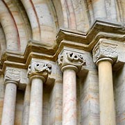 Kapitell am Portal der Klosterkirche