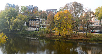 Saalfeld, Blick über die Saale zu Schloss Kitzerstein Feengrotten © Andrea Seemann